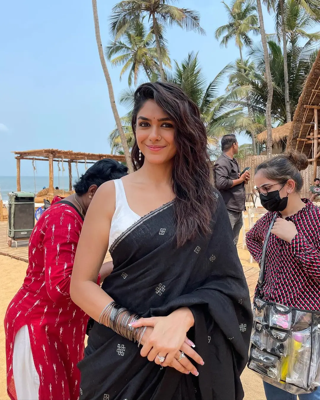 MRUNAL THAKUR IN BLACK SAREE SLEEVELESS WHITE BLOUSE 5